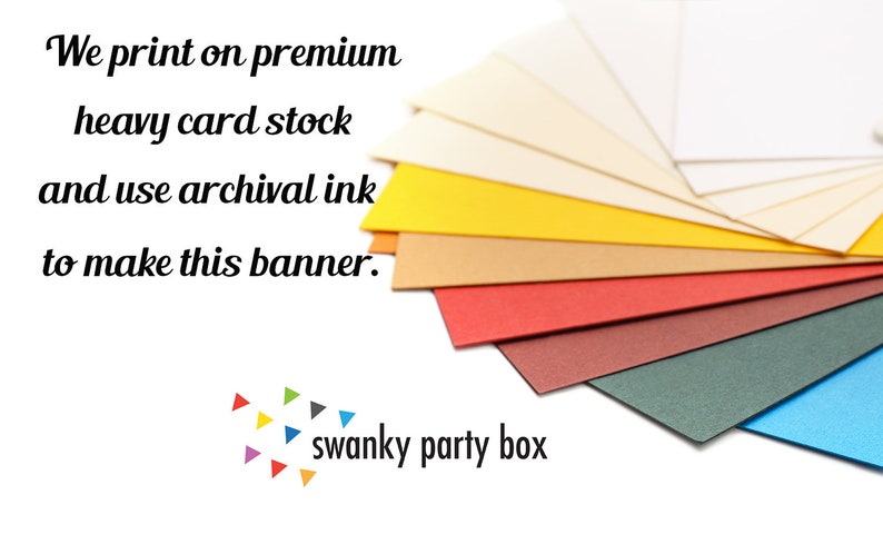 K&ouml;nnte beinhalten: Nahaufnahme eines F&auml;cher aus farbigem Karton, mit dem Text "We print on premium heavy card stock and use archival ink to make this banner." und "swanky party box" darunter.