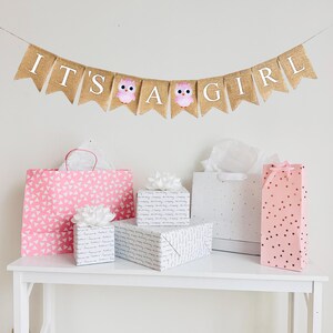 Banner "Es una niña" / Baby Shower de bosque / Decoraciones de baby shower de búho / Fiesta de revelación de género / Revelación de género de niña / Banner de arpillera