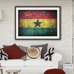 Puede incluir: Una impresi&oacute;n enmarcada de la bandera de Ghana. La bandera es una franja horizontal tricolor de rojo, amarillo y verde con una estrella negra de cinco puntas en el centro de la banda amarilla. La bandera est&aacute; desgastada y tiene un efecto grunge.
