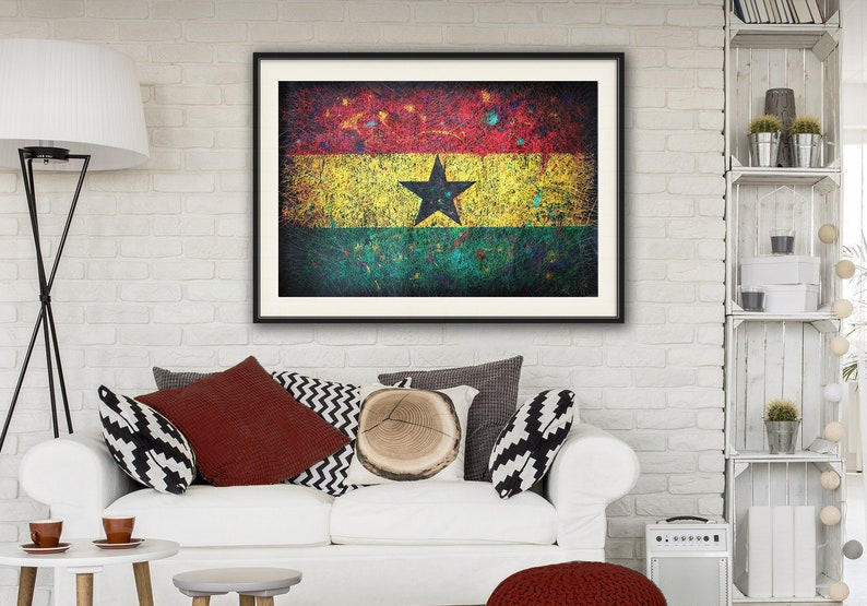 Puede incluir: Una impresi&oacute;n enmarcada de la bandera de Ghana. La bandera es una franja horizontal tricolor de rojo, amarillo y verde con una estrella negra de cinco puntas en el centro de la banda amarilla. La bandera est&aacute; desgastada y tiene un efecto grunge.