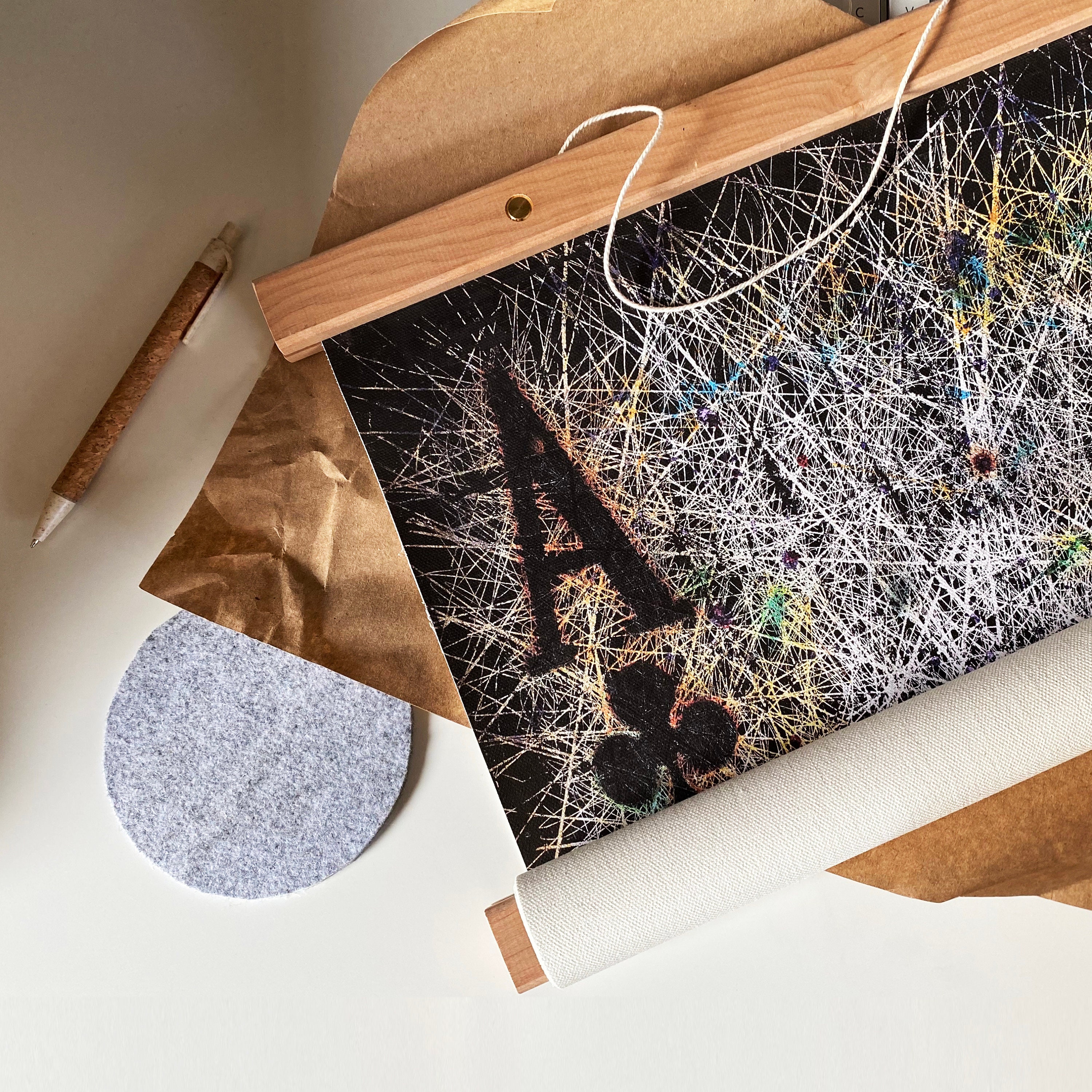 Houten hanger met messing schroef voor canvas posters/prints. Houten frame met messing schroef.