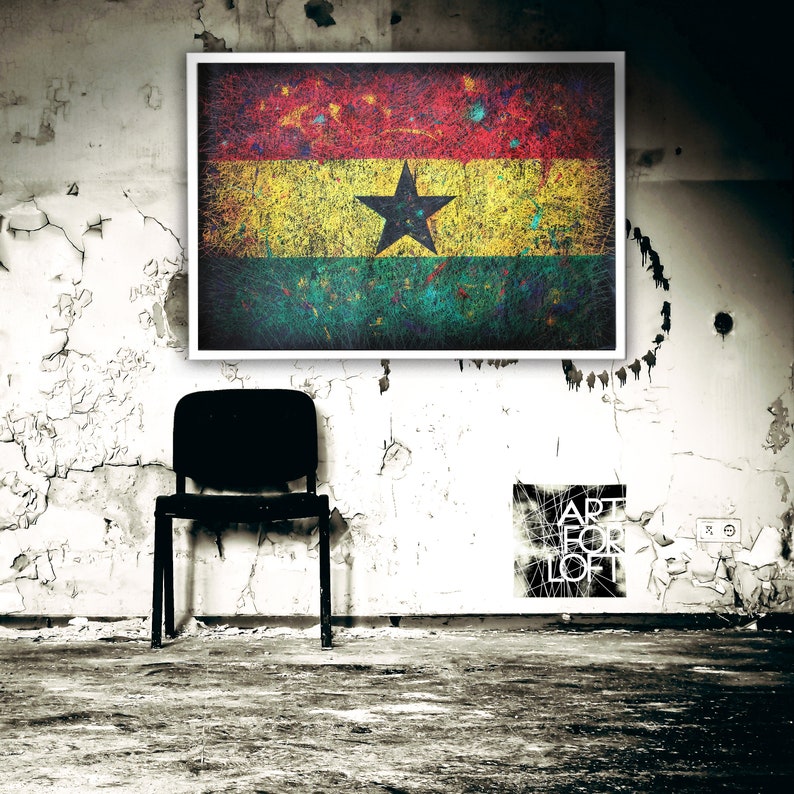 Puede incluir: Una impresi&oacute;n enmarcada de la bandera de Ghana con un aspecto desgastado y texturizado. La bandera es roja, amarilla, verde y negra con una estrella negra de cinco puntas en el centro. La impresi&oacute;n est&aacute; colgada en una pared blanca con pintura descascarada. Una silla negra se encuentra frente a la impresi&oacute;n.