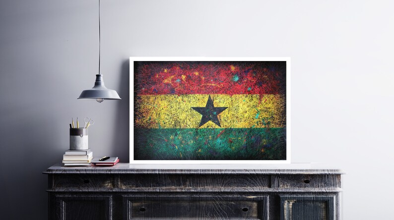 Puede incluir: Una impresi&oacute;n enmarcada de la bandera de Ghana. La bandera es una franja horizontal tricolor de rojo, amarillo y verde con una estrella negra de cinco puntas en el centro de la banda amarilla. La bandera est&aacute; pintada en un estilo texturizado con un efecto grunge.