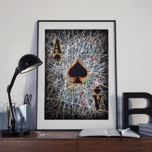 Opera d'arte dipinta a mano "Ace of Spades", carta da gioco in stile industriale, design di tipografia multimediale mista, arte simbolo fatta a mano strutturata