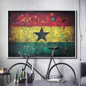 Puede incluir: Una bicicleta negra con un cuadro blanco y un sill&iacute;n negro est&aacute; delante de una pared con una pintura de la bandera de Ghana. La bandera es roja, amarilla y verde con una estrella negra en el centro. La pintura est&aacute; en un marco blanco.