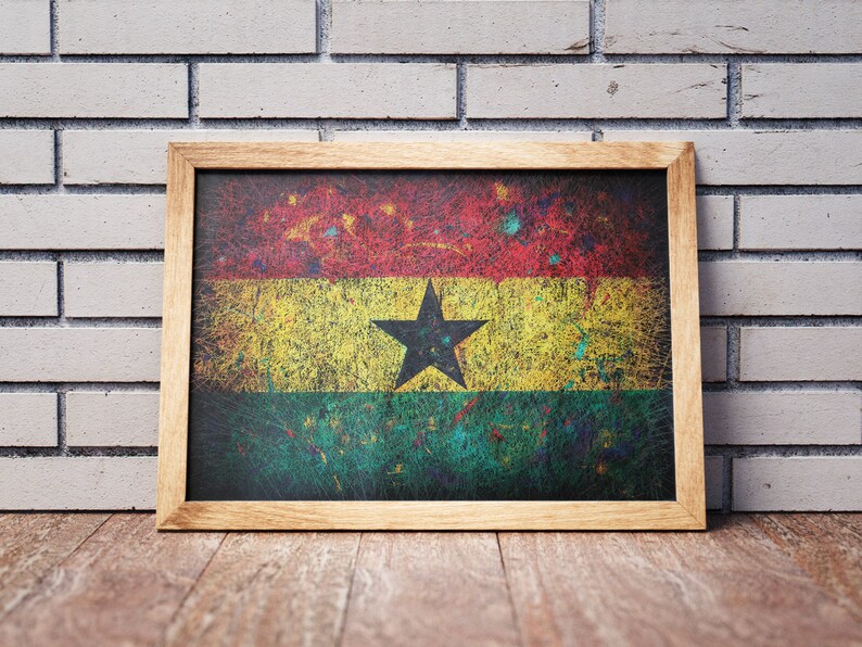 Puede incluir: Una impresi&oacute;n enmarcada de la bandera de Ghana. La bandera es roja, amarilla y verde con una estrella negra en el centro. El marco es de madera y tiene un aspecto desgastado.