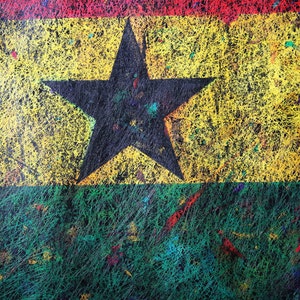 Puede incluir: Pintura abstracta de la bandera de Ghana. La bandera est&aacute; compuesta por tres franjas horizontales: roja, amarilla y verde. Una estrella negra de cinco puntas est&aacute; centrada en la franja amarilla. La pintura est&aacute; realizada en un estilo que se asemeja a una red de l&iacute;neas finas.