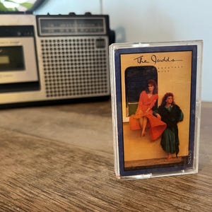 Fita cassete vintage de 1988 com os maiores sucessos de The Judds - Country retrô