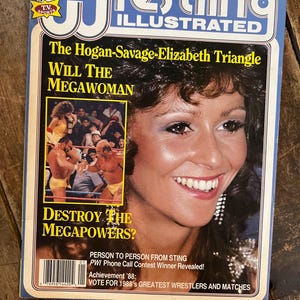 Può includere: Un numero vintage del gennaio 1989 della rivista Pro Wrestling Illustrated. La copertina presenta una donna sorridente, con testo che include "The Hogan-Savage-Elizabeth Triangle" e "Destroy the Megapowers?". La rivista ha uno schema di colori blu, rosso e giallo.