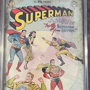 Può includere: Una copertina di fumetto vintage con Superman, con il titolo "Superman #65" e lo slogan "I 3 Supermen da Krypton!" L'illustrazione della copertina rappresenta Superman in piedi con altre due figure, una con un costume giallo e l'altra con un costume rosso.