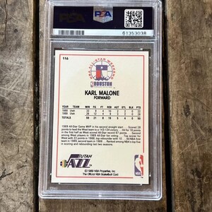 Pu&ograve; includere: Una carta da collezione di basket vintage con Karl Malone, un ala piccola degli Utah Jazz. La carta &egrave; bianca con accenti rossi, blu e neri. Presenta una foto di Malone con la sua divisa degli Utah Jazz, insieme alle sue statistiche e una descrizione dei suoi successi.