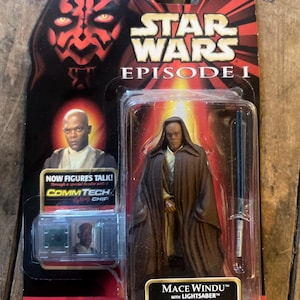 Könnte beinhalten: Star Wars Episode I Actionfigur von Mace Windu mit Lichtschwert und Jedi-Umhang. Die Verpackung enthält den Text "Now Figures Talk!" und "CommTech Chip". Die Verpackung zeigt Darth Maul und das Star Wars Logo.
