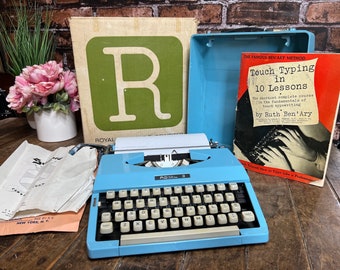 Vintage 1960s Royal Portable Typewriter - Mariner Model - Color Lucky Stone Blue -  Original Box & Typing Manual - Made in Japan - Working !