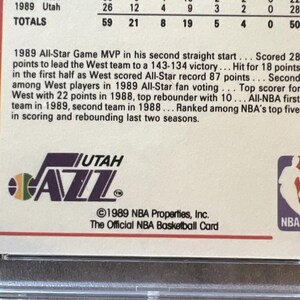 Pu&ograve; includere: Una carta da collezione di basket vintage con Karl Malone degli Utah Jazz. La carta &egrave; rossa, bianca e blu con una foto di Malone in divisa dei Jazz. La carta include le statistiche di Malone per le stagioni 1988 e 1989. La carta &egrave; della serie 1989 NBA Properties, Inc. The Official NBA Basketball Card.