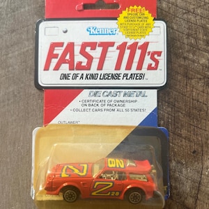 1981 Kenner FAST 111's - OUTLAWER: Futuristisches Rennauto - Versiegelte Originalkarte - Die Cast Sammlerwagen
