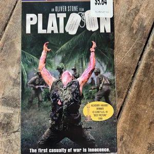 Película clásica PLATOON de 1986 - Película VHS NOS sellada - Protagonizada por Charlie Sheen - Película de Oliver Stone