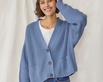 Cárdigan de punto corto y acogedor de lana merino con cuello en v, ropa de salón sostenible para mujer, ropa de invierno perfecta para ella, regalo para mamá