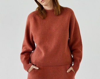 Suéter naranja de punto grueso minimalista, suéter de lana reciclada de invierno sostenible, suéter acogedor de cuello redondo para mujer, ropa de invierno