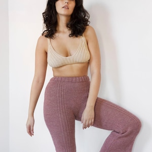 Bequeme Wollstrickhose für Frauen, nachhaltige Strickmode, perfektes Geschenk für Mama oder Selbstgeschenk, Loungewear oder Yoga Activewear Bild 2