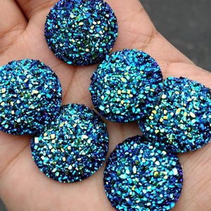 Cabochons druzy bleu-vert irisé : dos plats en résine de 25 mm (6 pièces)