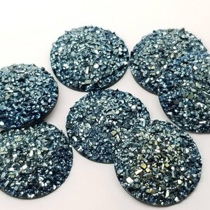 Cabochons imitation druzy bleu glacier : fond plat en résine de 25 mm, 6 pièces