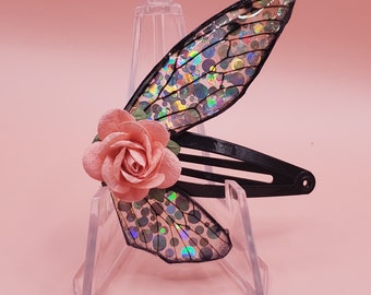 Holographic Glitter Fairy Wing Hair Clip è un gioiello elegante e romantico per capelli