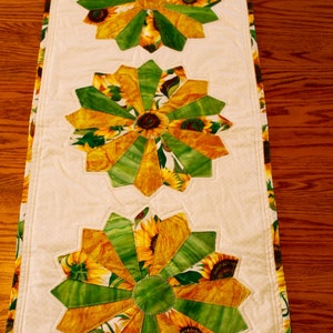 Sunflower Table runner, quilted, Dresden&#39;s plate, Sunflowers, Yellow, Gold, Green, White, Table Topper, Table Centerpiece,