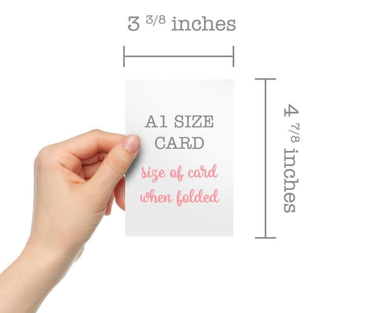 Pu&ograve; includere: Un biglietto bianco con il testo "A1 SIZE CARD" in nero e "size of card when folded" in rosa. Il biglietto misura 3 3/8 pollici di larghezza e 4 7/8 pollici di altezza.