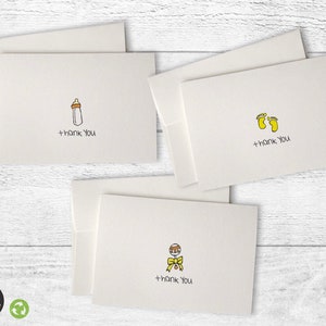 Może przedstawiać: Zestaw trzech kartek z podziękowaniami na baby shower z ilustracjami butelki do karmienia, pary ślad&oacute;w st&oacute;p i grzechotki. Każda kartka zawiera napis "dziękuję" w kolorze czarnym.