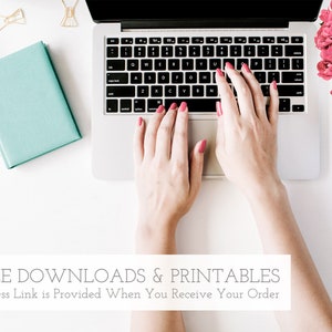 Pu&ograve; includere: Le mani di una persona che digita su un computer portatile argentato con una tastiera bianca. Il computer portatile &egrave; su una superficie bianca con un quaderno blu, graffette dorate e fiori rosa sullo sfondo. Il testo "FREE DOWNLOADS & PRINTABLES" &egrave; nella parte inferiore dell'immagine.