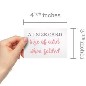 Może przedstawiać: Biała karta z tekstem "A1 SIZE CARD" w kolorze czarnym i "size of card when folded" w kolorze r&oacute;żowym. Karta ma 4 7/8 cala szerokości i 3 3/8 cala wysokości.