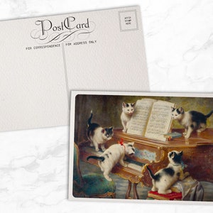 Pode incluir: Um cart&atilde;o postal vintage com uma pintura de quatro gatos preto e branco tocando m&uacute;sica em um piano de cauda. Os gatos est&atilde;o vestidos com trajes formais e tocam instrumentos diferentes. O cart&atilde;o postal est&aacute; em bom estado e tem um fundo marrom claro.