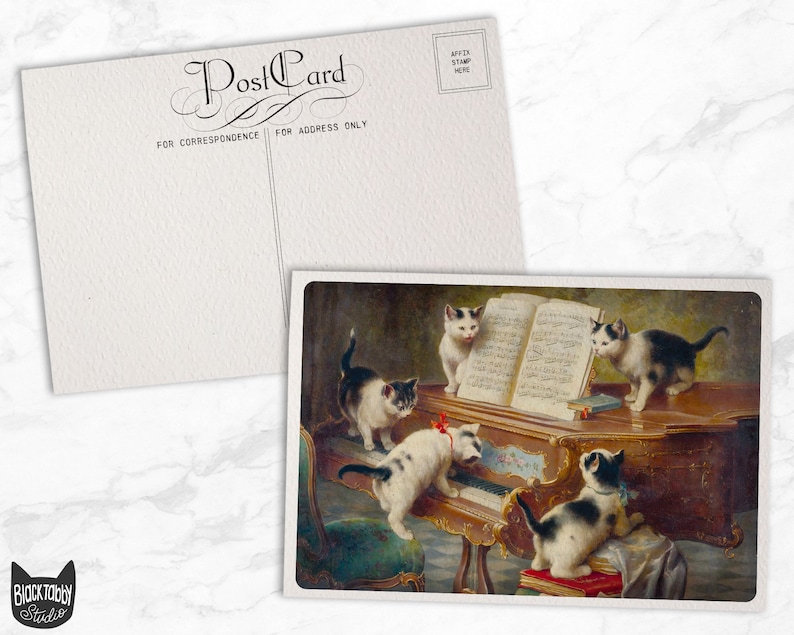 Pode incluir: Um cart&atilde;o postal vintage com uma pintura de quatro gatos preto e branco tocando m&uacute;sica em um piano de cauda. Os gatos est&atilde;o vestidos com trajes formais e tocam instrumentos diferentes. O cart&atilde;o postal est&aacute; em bom estado e tem um fundo marrom claro.