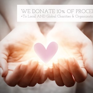 Pu&ograve; includere: Due mani giunte con un cuore rosa incandescente al centro. Il testo sopra dice "WE DONATE 10% OF PROCEEDS * To Local AND Global Charities & Organizations".