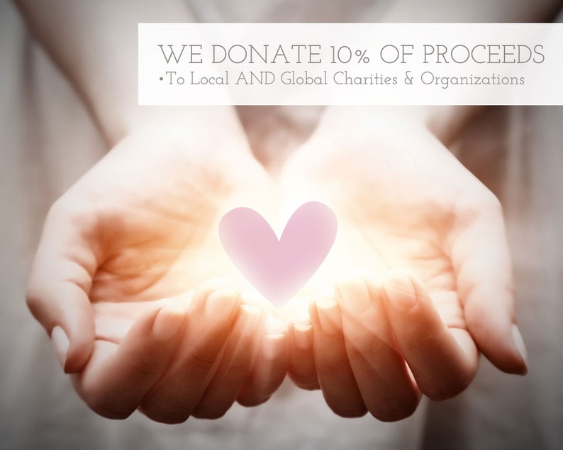 Pu&ograve; includere: Due mani giunte con un cuore rosa incandescente al centro. Il testo sopra dice "WE DONATE 10% OF PROCEEDS * To Local AND Global Charities & Organizations".