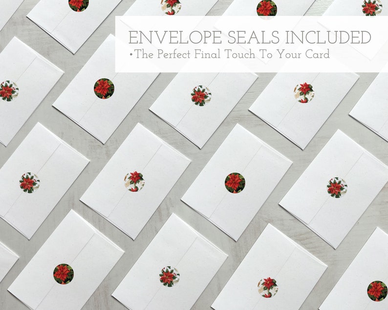 K&ouml;nnte beinhalten: Wei&szlig;e Umschl&auml;ge mit roten und gr&uuml;nen floralen Aufklebern. Der Text "Envelope Seals Included" und "The Perfect Final Touch To Your Card" ist &uuml;ber den Umschl&auml;gen gedruckt.