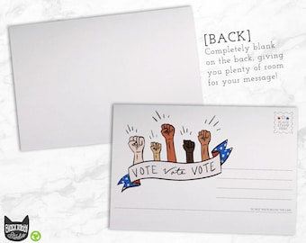 Puede incluir: Una postal con un diseño de cinco puños levantados de diferentes tonos de piel, con las palabras "VOTE" repetidas tres veces en una pancarta roja, blanca y azul. La parte posterior de la postal está en blanco para escribir un mensaje.