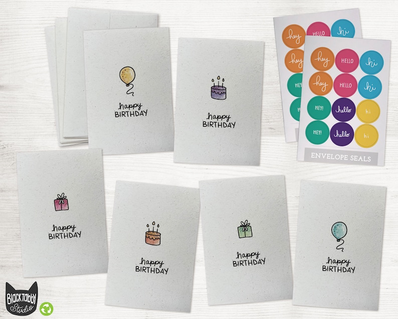 Pu&ograve; includere: Set di 10 biglietti d'auguri vuoti con diverse illustrazioni di compleanno, tra cui un palloncino, una torta, una scatola regalo e il testo "buon compleanno". Il set include anche 12 sigilli per buste con le parole "hey", "hello" e "hi" in vari colori.
