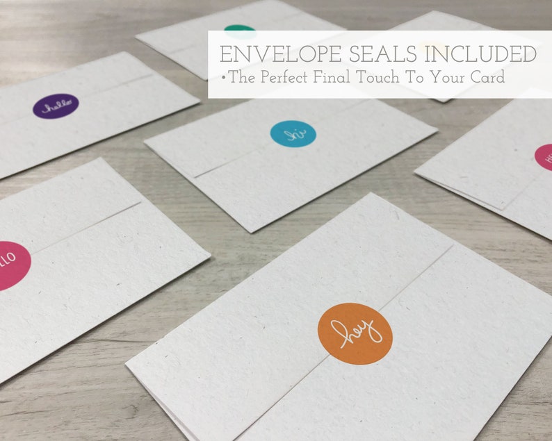 Pu&ograve; includere: Cinque buste bianche con adesivi rotondi di diversi colori. Gli adesivi hanno le parole "hello", "hi", "hey", "hello" e "hi" scritte su di essi. Il testo "ENVELOPE SEALS INCLUDED" e "The Perfect Final Touch To Your Card" &egrave; nella parte superiore dell'immagine.