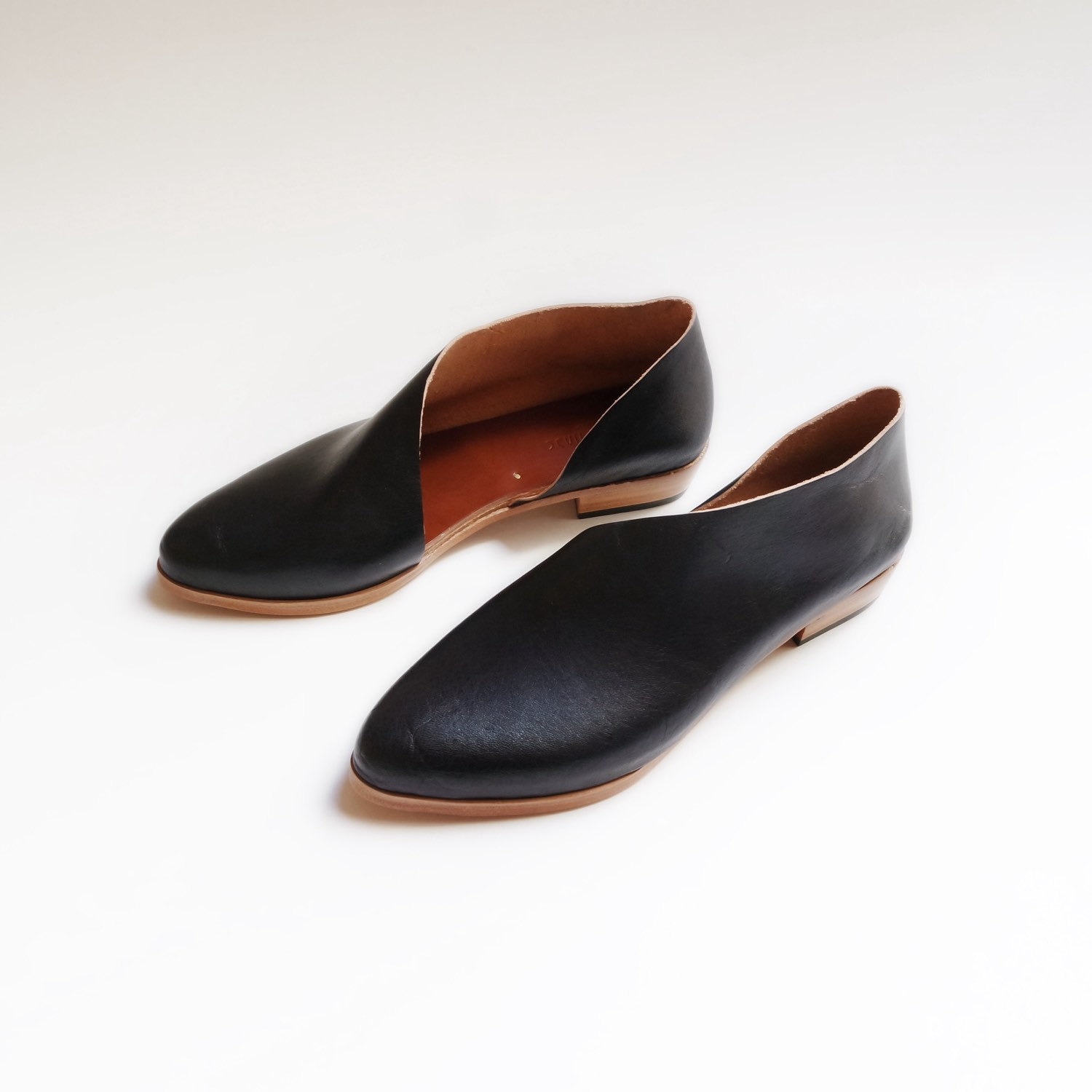 The Sandy. Koniec Black. Handmade Flats. Modern Flats.
