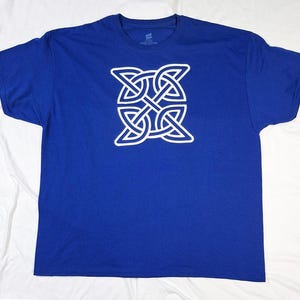 Camiseta con símbolo de nudo celta