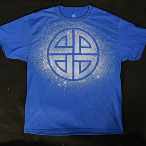 Camiseta con salpicaduras de símbolos de círculos celtas