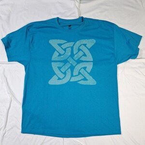 Camiseta con símbolo de nudo celta salpicado