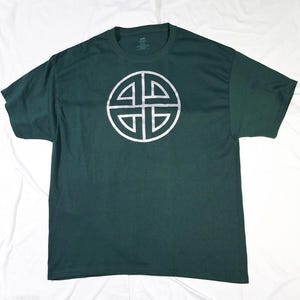 Camiseta con símbolo del círculo celta