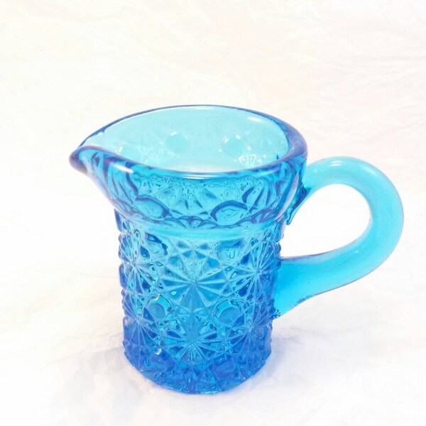 Vintage daisy & button small pitcher in blue