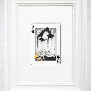 Pu&ograve; includere: Un'illustrazione in bianco e nero di una carta da gioco, il tre di picche. La carta rappresenta una donna sdraiata a terra con una testa d'orso sopra di lei. La testa dell'orso gocciola un liquido nero.