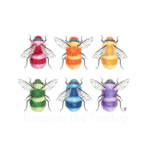 K&ouml;nnte beinhalten: Sechs flauschige Hummeln in einem Regenbogen aus Farben: rot, orange, gelb, gr&uuml;n, blau und lila. Die Bienen sind im Cartoon-Stil auf wei&szlig;em Hintergrund gezeichnet.  "Three on the Treetop" steht unter den Bienen.