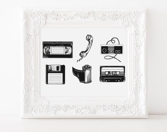 gadget retrò, disegno a inchiostro, grafica, videocassetta, telefono a disco, joystick, floppy disk, pellicola, musicassetta, arte anni '80, primi anni '90