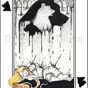 Pu&ograve; includere: Un'illustrazione in bianco e nero di una donna addormentata con lunghi capelli biondi. Una grande sagoma di orso nero cola su di lei, con uno sfondo di foresta.