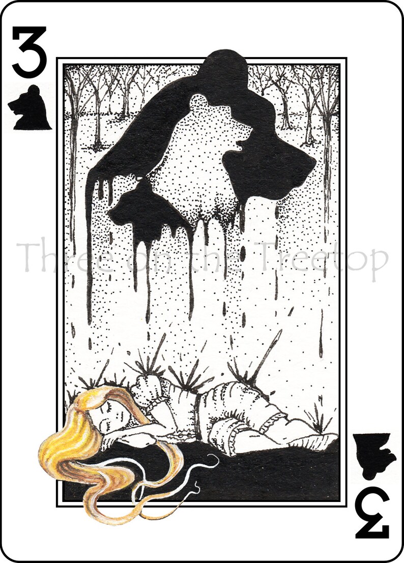 Pu&ograve; includere: Un'illustrazione in bianco e nero di una donna addormentata con lunghi capelli biondi. Una grande sagoma di orso nero cola su di lei, con uno sfondo di foresta.